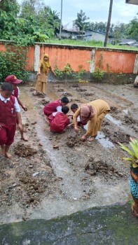Kegiatan tanam Cabai di SD Negeri 352 Tobemba