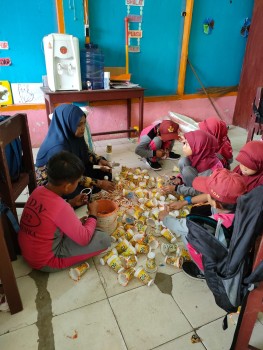 Extrakurikuler buat Anyaman dari bahan bekas oleh siswa kelas 3 