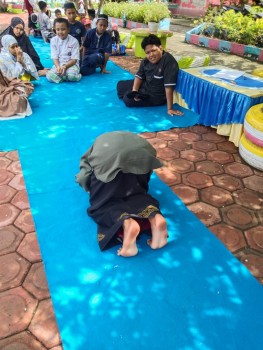 Kegiatan sholat sunat Dhuha berjamaah dan kegiatan keagamaan di sekolah