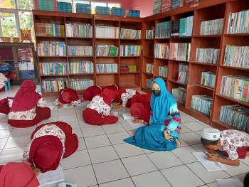 Meningkatkan Minat Baca Siswa dengan aktif Literasi di Perpustakaan Sekolah