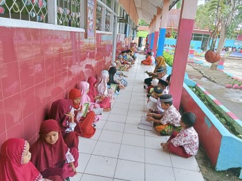 Kegiatan Literasi Al Qur'an oleh siswa/siswi SD Negeri 352 Tobemba, dibina oleh guru PAI dan didampingi oleh  para wali kelas