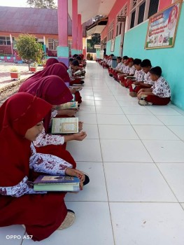 Kegiatan Literasi Al Qur'an oleh siswa/siswi SD Negeri 352 Tobemba, dibina oleh guru PAI dan didampingi oleh  para wali kelas