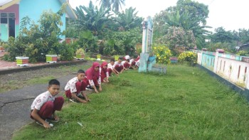 Kegiatan gotomg royong di pagi hari sebelum pelajaran dimulai