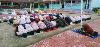 Kegiatan sholat sunat Dhuha berjamaah dan kegiatan keagamaan di sekolah