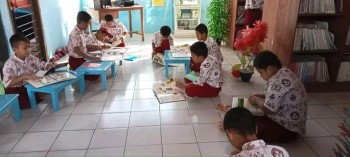 Meningkatkan Minat Baca Siswa dengan aktif Literasi di Perpustakaan Sekolah