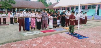 Kegiatan sholat sunat Dhuha berjamaah dan kegiatan keagamaan di sekolah