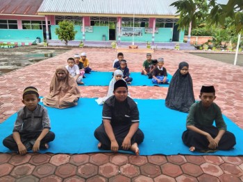 Kegiatan sholat sunat Dhuha berjamaah dan kegiatan keagamaan di sekolah