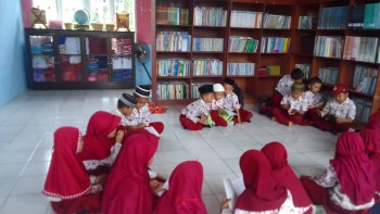 Meningkatkan Minat Baca Siswa dengan aktif Literasi di Perpustakaan Sekolah