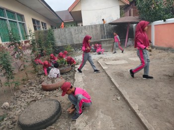 Kegiatan gotomg royong di pagi hari sebelum pelajaran dimulai